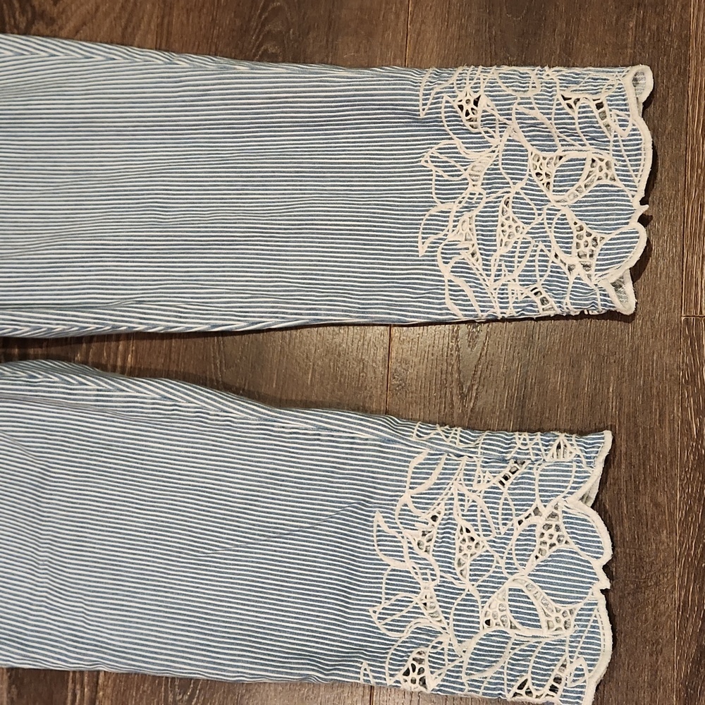 ❤ CHICO'S EMBROIDERED HEM GIRLFRIEND SLIM LEG CROP JEANS - BLUE, WHITE STRIPE 8P - Picture 5 of 11
